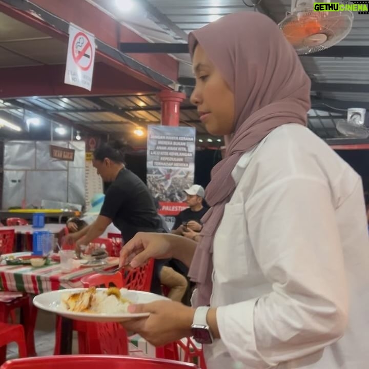 Sazzy Falak Instagram - As soon as the recent school end holiday began, us family made our way again to Cherating to check out the @cisf.2024 and to continue our surfing lessons. Here are some videos from the trip because this Momma malas nak edit 🤪🤣 1. Arrived Cherating on 10th evening and I had the biggest smile on my face 2. Kids running to the beach 3. The atmosphere of the Cherating International Surfing Festival 4. Dinner spread at Nabil’s Ikan Bakar Cherating 5. Invited Imaan’s bestfriend Naeema and her family. I was especially excited to have the mom @aznida.az join me on this trip as we got close during the kids many standard 6 activities as of late 6, 7, 8. Enjoying the nighttime activities that @cisf.2024 had to offer