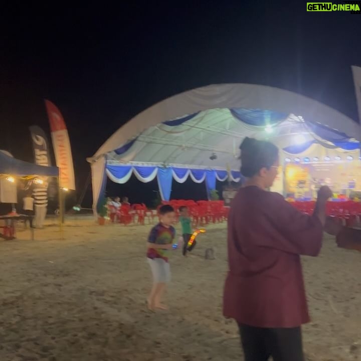 Sazzy Falak Instagram - As soon as the recent school end holiday began, us family made our way again to Cherating to check out the @cisf.2024 and to continue our surfing lessons. Here are some videos from the trip because this Momma malas nak edit 🤪🤣 1. Arrived Cherating on 10th evening and I had the biggest smile on my face 2. Kids running to the beach 3. The atmosphere of the Cherating International Surfing Festival 4. Dinner spread at Nabil’s Ikan Bakar Cherating 5. Invited Imaan’s bestfriend Naeema and her family. I was especially excited to have the mom @aznida.az join me on this trip as we got close during the kids many standard 6 activities as of late 6, 7, 8. Enjoying the nighttime activities that @cisf.2024 had to offer
