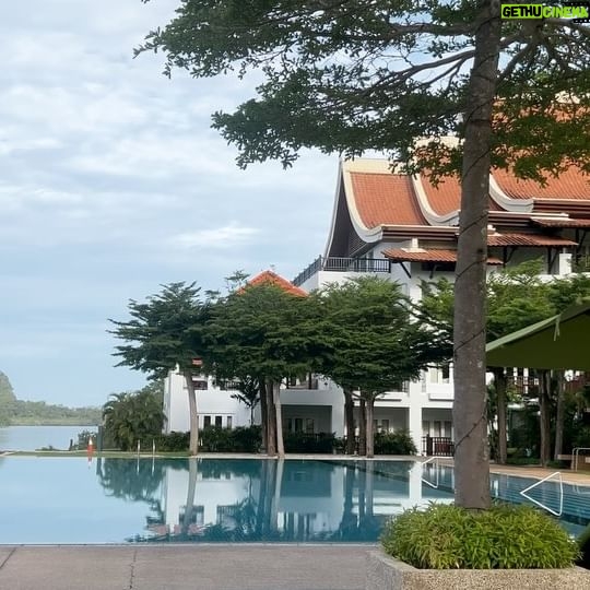 Sazzy Falak Instagram - Staying in the @westinlangkawi villa has its perks, like privacy for instance and huge space to chill with your family or group of friends. Tapi rindu jugak nak lepak kat the main pool area and hang out at the restaurants like Tide Cafe that’s situated by the beach. So this morning I decided to go explore the beach and hotel by myself since @nash_idrus and Tiara went to Chenang to surf, and Imaan and Idris were still recovering from their fever. Nothing like enjoying the morning sun at the beach ☀️🏝️