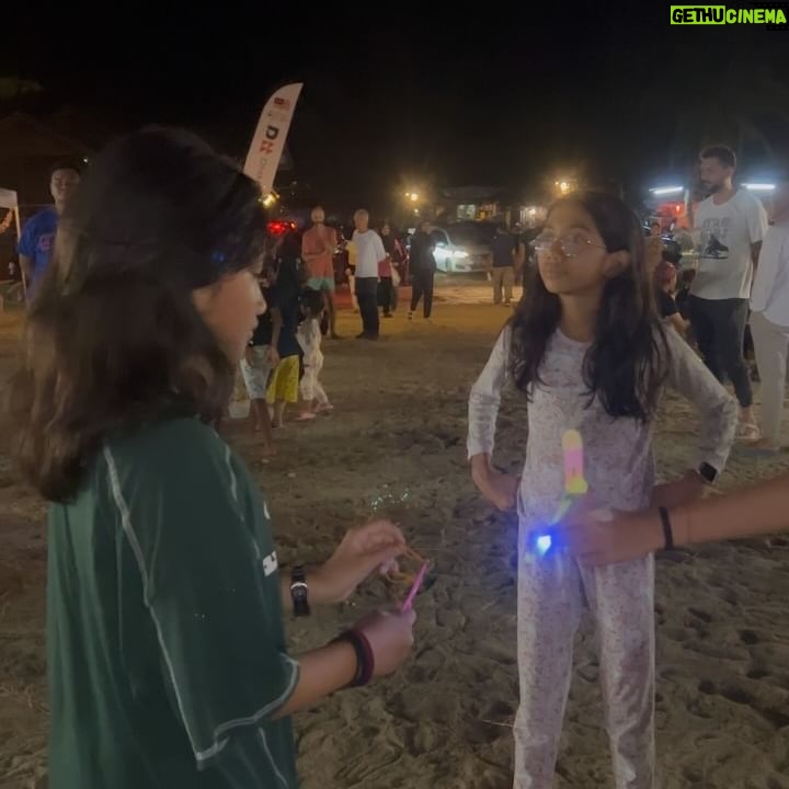 Sazzy Falak Instagram - As soon as the recent school end holiday began, us family made our way again to Cherating to check out the @cisf.2024 and to continue our surfing lessons. Here are some videos from the trip because this Momma malas nak edit 🤪🤣 1. Arrived Cherating on 10th evening and I had the biggest smile on my face 2. Kids running to the beach 3. The atmosphere of the Cherating International Surfing Festival 4. Dinner spread at Nabil’s Ikan Bakar Cherating 5. Invited Imaan’s bestfriend Naeema and her family. I was especially excited to have the mom @aznida.az join me on this trip as we got close during the kids many standard 6 activities as of late 6, 7, 8. Enjoying the nighttime activities that @cisf.2024 had to offer