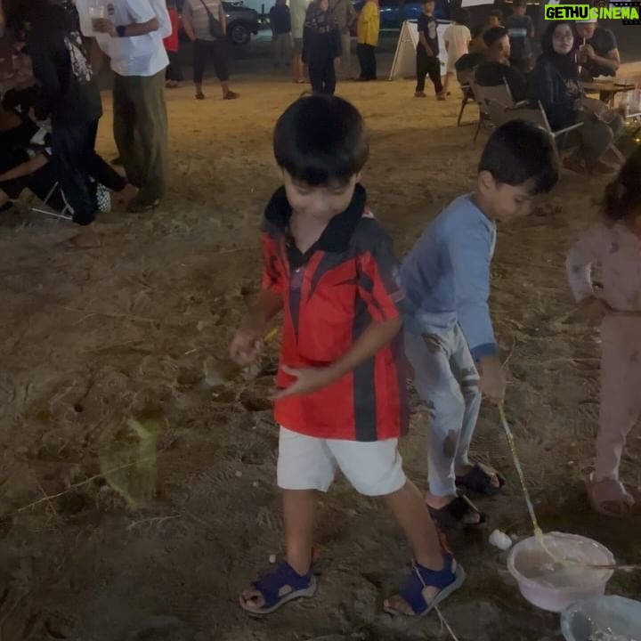 Sazzy Falak Instagram - As soon as the recent school end holiday began, us family made our way again to Cherating to check out the @cisf.2024 and to continue our surfing lessons. Here are some videos from the trip because this Momma malas nak edit 🤪🤣 1. Arrived Cherating on 10th evening and I had the biggest smile on my face 2. Kids running to the beach 3. The atmosphere of the Cherating International Surfing Festival 4. Dinner spread at Nabil’s Ikan Bakar Cherating 5. Invited Imaan’s bestfriend Naeema and her family. I was especially excited to have the mom @aznida.az join me on this trip as we got close during the kids many standard 6 activities as of late 6, 7, 8. Enjoying the nighttime activities that @cisf.2024 had to offer