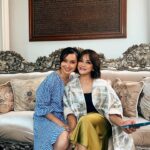 Sazzy Falak Instagram – Right before Ramadhan month started, we completed a telemovie shoot with @mermaidstudios called #TerpalingDrama that will be aired on Astro during Syawal. My second time this past two years working with my awesome Adik @liyanajasmay as the director. Always a joy to be on set with the team. Met @nurel_baharin for the first time and instantly loved her bongok self 🤣 Second (or was it third?) time working with @mustaqimbahadon and I had a hard time containing my laughter when he did his comedic scenes. Susah betul nak tahan gelak!
.
Here’s a carousel of photos with everyone that I could snap a photo with. Everyone was so much fun to be with and boy, did we all have fun on set 😍

#astro #telemovie #telefilem #sazzyatshoot #mermaidstudios