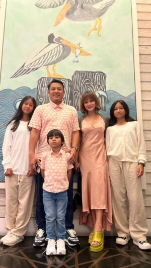 Sazzy Falak Instagram - A beautiful evening at @kayuputilangkawi with the fam eating the most delicious food! The service was immaculate and the food was scrumptious. Our second time here eating as a family and it did not disappoint. 

Hubby and I did our 15 years anniversary dinner here back in 2021 and now we’re back here in 2024 for Hubby’s big 50th celebration.  Totally enjoyed ourselves and once again, we were blown away with the quality of the food and service 😍🥰

Dress by : @doublewoot_fashion 

#nashsazzylangkawi #imaanlilytiararoselangkawi #idrisnashnazrillangkawi