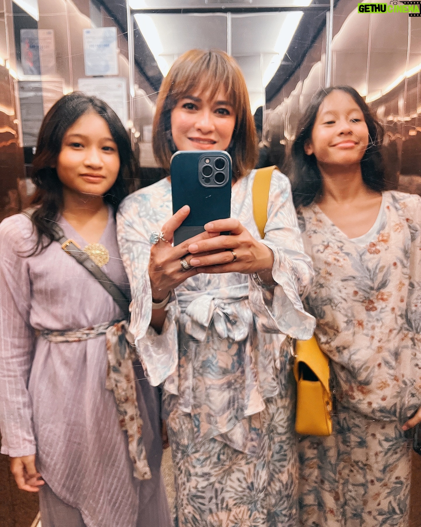 Sazzy Falak - 704 Likes - Girls and Mommy in pastel colours for 3rd day of Raya 💜
Girls in @bellapizo
#nashsazzyraya #imaanlilytiararoseraya #nashsazzy #imaanlilytiararose #sazfash