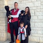 Scarlett Hefner Instagram - Betsy had been looking forward to Halloween for months, so here we are, a Vampire family with our baby Bats🦇 I hope everyone had a fun time celebrating this year 🎃