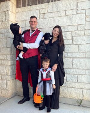 Scarlett Hefner Instagram - Betsy had been looking forward to Halloween for months, so here we are, a Vampire family with our baby Bats🦇 I hope everyone had a fun time celebrating this year 🎃