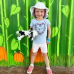 Scarlett Hefner Instagram - Flower picking, baby animals & cake pops. We celebrated Betsy’s move up to her new class at daycare with a trip to the Farm. 🐷🍭🐐💐