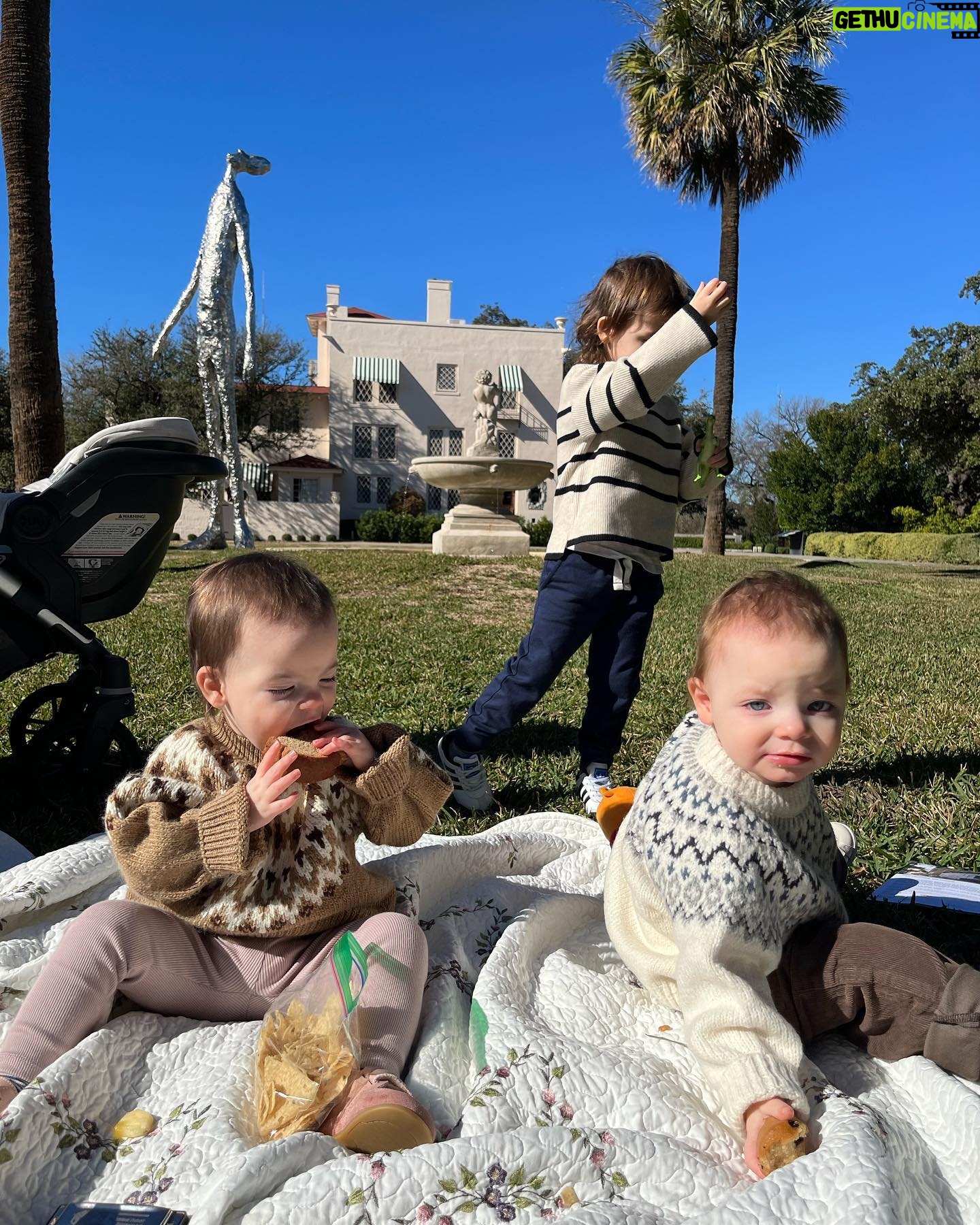 Scarlett Hefner Instagram - Picnics with my girls