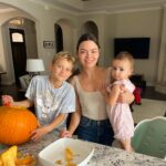 Scarlett Hefner Instagram - Pumpkin carving with the girls 🎃