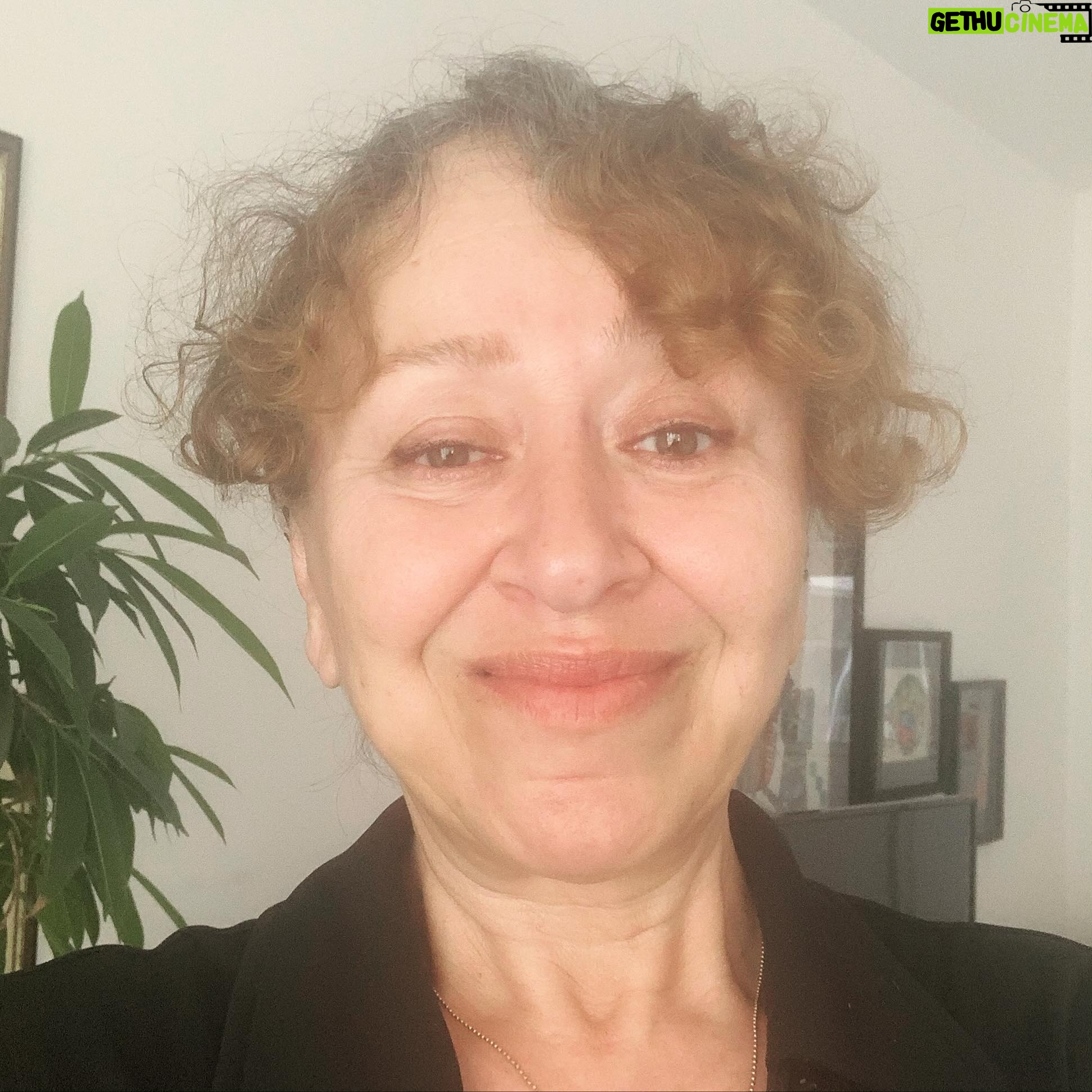 Şebnem Sönmez - 0.9K Likes - Merhaba 🤍
Bugün çok duygusal bir zaman geçirdim. Sanatçının Yolu atölyemizi dışavurumcu sanat terapi yaklaşımıyla ve sadece oyuncu arkadaşlarımla tamamladık. Dile kolay; 3 ay yani bir mevsim boyunca birlikte yürüdük. Her atölye sonu ayrılık biraz burkucu oluyor. Yoğun duygular içinde yeni davranışımıza, yeni algımıza, yeni bakış açımıza kavuşmak, bunu birlikte inşa etmek değerini ölçemediğimiz şükranla yeni yolumuza doğru yürütüyor.
Birbirimize açıklığımızın, kırılganlığımızın gücünü görebilmenin kıymeti anlatılabilir mi?
Yaratıcı gücümüzün hep orada olduğunu bilmenin, onu ele alabilmenin, işletebilmenin memnuniyeti ifade edilebilir mi?
Bir mevsim boyunca birbirimize güvendiğimiz için minnet duyuyorum. Biricik meslektaşlarıma tüm varlığımca teşekkür ederim.
@aytug_erten @birsudemir @incinurdasdemir @tamarcitak @thefooly @minenurseen @cicek_acar @seyven @buke.aksehirli
Bana öğrettikleriniz için ne desem az!
Güveninize, içtenliğinize, varlığınıza, yeteneklerinize, tertemiz benliklerinize teşekkür ederim 🤍