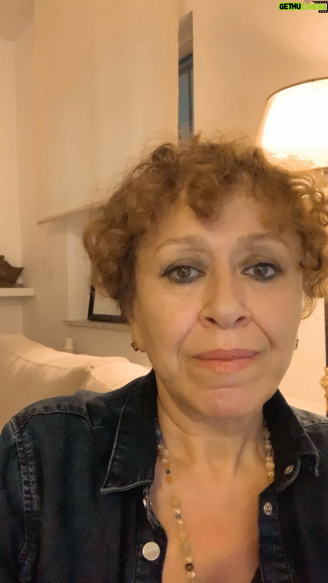 Şebnem Sönmez - 2.8K Likes - Yağmur yağıyordu ve annemi özlemiştim 🤍 Sevgilerim ve özlemimle ,,,