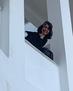 Şebnem Sönmez Instagram - Tünaydın 🤍
Sanki kendisi bir hediye değilmiş gibi gelen @rzerdem 🤍
Geleceğini biliyordum ama ama bilmiyormuş gibi davrandım telefonum çalana dek 🥰
Çünkü neden aniden kapımda belirmiş gibi yapıp daha çok sevinmeyeyim 😎
Şarap, peynir, zeytin,,,
Şiva ve TenTen Bey'le hasret gideriş,,,
Kahvaltı sofrası, çay, kahve,,,
Konudan konuya atlamak ve hiçbir konuyu atlamamak,,,
Kanepede diz kırarak bugün, yarın, dün, sen ve beni konuşmak,,,
Sevmek, anlaşmak, kavuşmak ve ayrılmak,,,
Aniden çok gülüşmek,,,
Hatırlamak ve hayal kurmak,,,
The end...
Yolun açık olsun Roza 🤍
Kalbin gibi, senin gibi 🤍