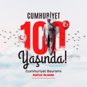 Şebnem Sönmez Instagram - Arefe günleri gebe günler 🤍
28 Ekim 1923 gününü yaşamış olmayı hayal ederken bugün o arefe gününden 100 yıl sonra Cumhuriyet tarihinin 55 yılını yaşadığımı düşündüm. 
Şimdi, tam şimdi nice 100 yıllara diye 100 mum üflesem,,,
Bize hediye edilen özgürlüğün değerini anlamaya, anlatmaya çalışsam,,,
Kadın olmanın, oyuncu olmanın, aktivist olmanın, öğretmen olmanın, sözünü söyleyebilen olmanın, haklara, halklara varlığımca saygı duymanın, birlikte davranmaya inanan olmanın, cesaret sahibi olmanın, yurtta ve dünyada sulhe inanmanın, kendi ekmeğini kazanırken kimseye minnet etmiyor olmanın, ağaca, toprağa, güneşe, doğaya, bilgiye, ehile hayran olmanın minnetini nasıl taşımalı?
Gücünü kendine hediye edilen özgürlükten değil, kendine ve adalete sıkı sıkıya inanarak, korkmadan, usanmadan, güzel olanı koruyup, daha güzele çabalayarak, inanç ve inatla ele alarak,,,
Bu arefe gecesi 
Nice 100 Yıllara gebe olsun 🤍❤️