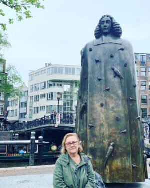 Şebnem Sönmez Instagram - Mücella ve Spinoza...

Dertleşir gibi bir fotoydu bu bizim için. 
Bugün Müco serbest. Sevinmiyor çıktığına çünkü adaletin yerini bulduğuna inanmıyor. 
Arkadaşları, arkadaşlarımız hala içeride. Neden? Hala hiçbirimizin cevabını bilmediği, hakiki bir soru. Filozofik bir soru: Neden? 
Mücella'nın serbest bırakılmasına sevinebilmem için Gezi Davası'nın hukuksuz bir dava olduğunun itiraf edilmesi gerek. 
İçeride hala adaletsizce yatan herkesin çıkarılıp af dilenmesi gerek. 
Yurtdışına sürgün edilenlere ve bu davada savunduğu değerler sebebiyle zulüm görmüş herkese bedel ödenmesi gerek. 
Gezi'deki haklılığımızı vatan hainliği sayarak yanlı kararlar alan siyasilerin yargılanması gerek. 
Daha birçok şey de gerek. 
Ama bu kadarını söylemek yetsin şimdi. 
@yapicimucella 🤍
#iyikiberaberdik 🤟