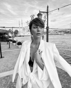 Seda Akman Instagram - Styling @buraksanuk 
Designer @ozgurmasur 
Make up artist @yigitizgii 
Hair style @feritbelli 
@netflixturkiye 
#donotdisturb