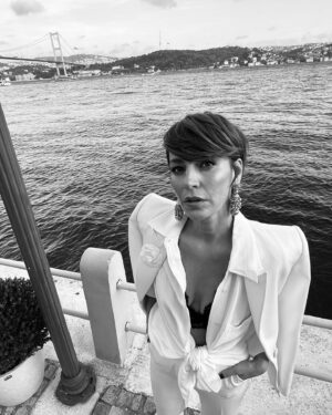 Seda Akman Instagram - Styling @buraksanuk 
Designer @ozgurmasur 
Make up artist @yigitizgii 
Hair style @feritbelli 
@netflixturkiye 
#donotdisturb