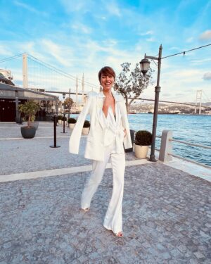 Seda Akman Instagram - Styling @buraksanuk 
Designer @ozgurmasur 
Make up artist @yigitizgii 
Hair style @feritbelli 
@netflixturkiye 
#donotdisturb