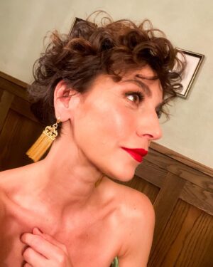 Seda Akman Instagram - Dün geceden.. Emeği geçen herkese çok teşekkür ederim. 
 
Makyaj @esteelauderturkiye ürünleri 
Elbise @violaandvesper 
Saç tasarım @uguratasoy.tr 
Küpeler @pinarhakimjewellery 

@sahne.isleri

#reklam