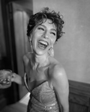 Seda Akman Instagram - Dün geceden.. Emeği geçen herkese çok teşekkür ederim. 
 
Makyaj @esteelauderturkiye ürünleri 
Elbise @violaandvesper 
Saç tasarım @uguratasoy.tr 
Küpeler @pinarhakimjewellery 

@sahne.isleri

#reklam