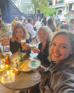 Seda Türkmen Instagram - Yavrusu her zaman annesini arar, annesine sığınır.. doğrusu ile övgüyü, yanlışı ile azarını tek ondan ister, ondan dinler.. önü sonu ona çıkar ya da ondan çıkar :) annen hayatta ise kıymetini bilmeli, üzerine bir de yanında ise şansına dua etmeli.. 

ben ise her geçen gün onu daha iyi anlıyorum.. ona benzemeyi kaderden değil, bile isteye kendim seçiyorum.. 🤍
