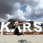 Seda Türkmen Instagram – Dostlarımı görmek, hasret gidermek için tek geceliğine  memleketlerine ( Kars’a) gittik. Bir daha ki gidişimde Kars’ı göreceğim. 🙏🏽

en güzel foto son foto / @duyguaaltug çekti 🔥😎🤘🏾
