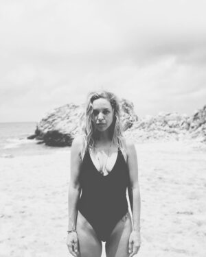 Seda Türkmen Instagram - Yerle gök arasında, bir yerde…