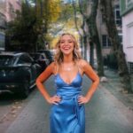 Seda Türkmen Instagram – 1- saçlarımı savuracaktım elim kaymış 
2- saten elbisenin hakkı bu pozdur!
3- ayakkabısız sanmayın
 🫠🤍