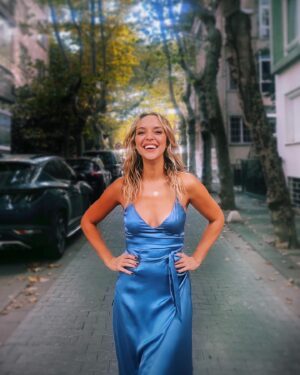 Seda Türkmen Instagram - 1- saçlarımı savuracaktım elim kaymış 
2- saten elbisenin hakkı bu pozdur!
3- ayakkabısız sanmayın
 🫠🤍