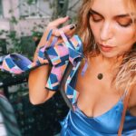 Seda Türkmen Instagram – 1- saçlarımı savuracaktım elim kaymış 
2- saten elbisenin hakkı bu pozdur!
3- ayakkabısız sanmayın
 🫠🤍