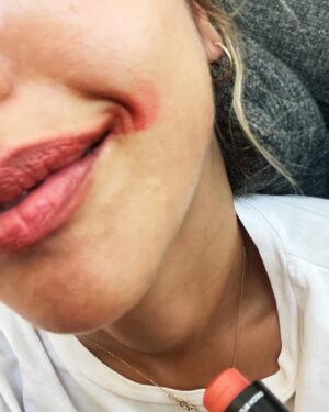 Seda Türkmen Instagram - Nesi güzel biliyor musunuz?
Kafasına koyuyorsa yapıyor bu kadın. @handedogandemir canım kadın - bir kez daha gururlandırdı hepimizi.. 
@inocosmetic hayırlı uğurlu olsun. Süreçteki herkesi tebrik ediyorum. Saçıma bile süresim var 💄💋🤍 
( @hchur @meltemkaraata @almilaoztoprak 🙏🏽🤍)