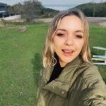 Seda Türkmen Instagram - Güneş sürekli yer değiştirdi Köpekçik yanağımdan öpti Şöyle bi baktım bulut geçti Sevgilim saçımı sevdi ( şiir gibi post)