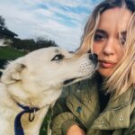 Seda Türkmen Instagram - Güneş sürekli yer değiştirdi Köpekçik yanağımdan öpti Şöyle bi baktım bulut geçti Sevgilim saçımı sevdi ( şiir gibi post)
