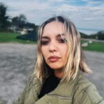 Seda Türkmen Instagram – Güneş sürekli yer değiştirdi
Köpekçik yanağımdan öpti 
Şöyle bi baktım bulut geçti
Sevgilim saçımı sevdi 

( şiir gibi post)