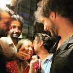 Seda Türkmen Instagram - Oyun arkadaşlarım.. ne güzeliz yahu ✨🥹 Ve; @studiodesvu ya bizi buluşturduğu için minnettarım ✨ daha nice güzel işlere dostlarım 🫶🏽 Ve; @cemkarciofficial ile emin olduğumuz tek şey vardı. Önce insan! 😎🫶🏽 seninle ortaklaşmak ne keyif ne şans hocam✨teşekkür ederim 🙏🏽 Matraklığa devam canlar🤍