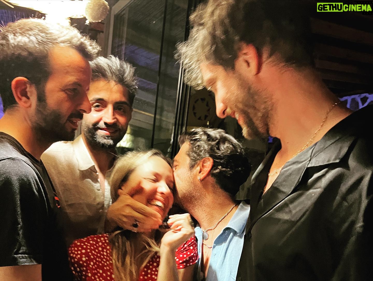 Seda Türkmen Instagram - Oyun arkadaşlarım.. ne güzeliz yahu ✨🥹 Ve; @studiodesvu ya bizi buluşturduğu için minnettarım ✨ daha nice güzel işlere dostlarım 🫶🏽 Ve; @cemkarciofficial ile emin olduğumuz tek şey vardı. Önce insan! 😎🫶🏽 seninle ortaklaşmak ne keyif ne şans hocam✨teşekkür ederim 🙏🏽 Matraklığa devam canlar🤍