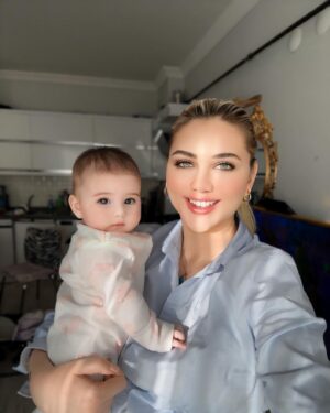 Seda Tosun Instagram - Maşallah kızıma 🧿👶🍼🩷🎀 👧 🍯💋