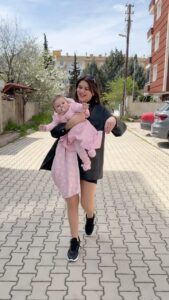 Seda Tosun Instagram - Şekerimle ilk bayramımız kutlu olsun 🩷🧿👸👶🍼🎀 maşallah 🧿🧿🧿