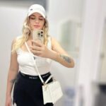 Seda Tosun Instagram - Link at demeyin yazıyorum. T-shirt ve etek Calvin Klein Çanta: Valentino, şapka: Nike