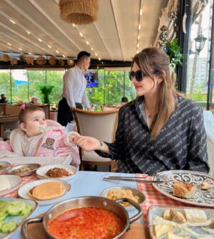 Seda Tosun Instagram - Kızımla kahvaltı 💕🩷💐👶🍼🎀🧿 maşallah 🧿 🧿🧿