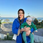 Seda Tosun Instagram - Kızımın üstündeki yeşil ceket benim bebekken giydiğim ceket. Allah’ım çok şükür bana nasip etti kendi ceketimi kızıma giydirdim maşallah 🧿🩷🎀👶🍼 💚