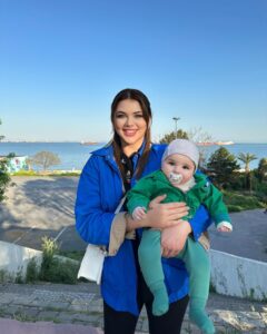 Seda Tosun Instagram - Kızımın üstündeki yeşil ceket benim bebekken giydiğim ceket. Allah’ım çok şükür bana nasip etti kendi ceketimi kızıma giydirdim maşallah 🧿🩷🎀👶🍼 💚