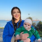Seda Tosun Instagram - Kızımın üstündeki yeşil ceket benim bebekken giydiğim ceket. Allah’ım çok şükür bana nasip etti kendi ceketimi kızıma giydirdim maşallah 🧿🩷🎀👶🍼 💚