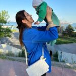 Seda Tosun Instagram - Kızımın üstündeki yeşil ceket benim bebekken giydiğim ceket. Allah’ım çok şükür bana nasip etti kendi ceketimi kızıma giydirdim maşallah 🧿🩷🎀👶🍼 💚