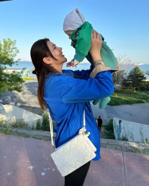 Seda Tosun Instagram - Kızımın üstündeki yeşil ceket benim bebekken giydiğim ceket. Allah’ım çok şükür bana nasip etti kendi ceketimi kızıma giydirdim maşallah 🧿🩷🎀👶🍼 💚