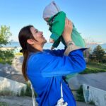 Seda Tosun Instagram - Kızımın üstündeki yeşil ceket benim bebekken giydiğim ceket. Allah’ım çok şükür bana nasip etti kendi ceketimi kızıma giydirdim maşallah 🧿🩷🎀👶🍼 💚