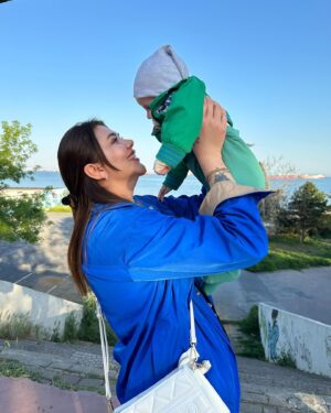 Seda Tosun Instagram - Kızımın üstündeki yeşil ceket benim bebekken giydiğim ceket. Allah’ım çok şükür bana nasip etti kendi ceketimi kızıma giydirdim maşallah 🧿🩷🎀👶🍼 💚