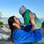 Seda Tosun Instagram - Kızımın üstündeki yeşil ceket benim bebekken giydiğim ceket. Allah’ım çok şükür bana nasip etti kendi ceketimi kızıma giydirdim maşallah 🧿🩷🎀👶🍼 💚