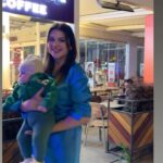Seda Tosun Instagram - Bu müzik beni çok hüzünlendiriyor. Sanki yıllar geçmiş ve kızım Lidya ile bu videomuzu beraber izliyoruz 🙏🧿🩷🎀👸👶🍼🤍 maşallah 🧿🧿🧿