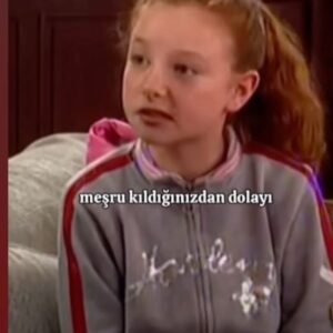 Sedef Şahin Instagram - Ben çocukken…🤣 Öyle stres olmuştum ki tek seferde çekelim diye 20 yıl geçti hâlâ ezberimde bu cümle Yemin ederim🙈😂😂 #belalıbaldız #KenanIşık 🥰💕 #23Nisan kutlu olsun🙏🏻💐