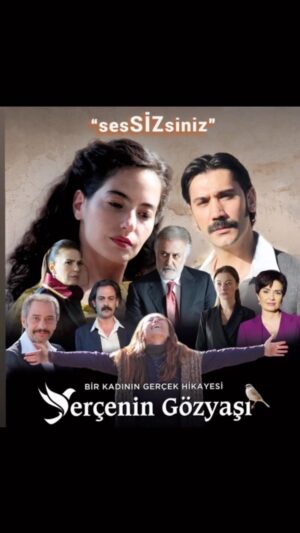 Sedef Şahin Instagram - Dünya tüm masumiyetini yitirmişken,gözlerimiz Filistin’deki acımasız katliamlara dönmüş,yüreklerimiz onlar için atarken biz dün şiddete hayır çığlıkları atan “Serçenin Gözyaşı” filmimizin galasını yaptık !Cuma günü tüm sinemalarda sizlerle buluşacak inşallah🙏🏻Şiddetin her türlüsüne dur diye bağırmaya devam edeceğiz! Dili,dini,ırkı,çocuğu,yaşlısı,kadını,erkeği  herkes için!!
Yas tutmak bazen içine kapanmak yerine daha çok bağırmayı gerektirir! 
Böyle bir projede en önemli rollerden birini bana emanet ettikleri için başta @caglabasakcobanoglu ve @selcukcobanogluofficial a , yönetmenimiz @aysunakyuzmehdiabbas a ,kamera önü ya da arkasında emek veren yüzlerce insana, dün bizi yalnız bırakmayarak çığlığımızın büyümesine katkı sağlayan davetlilerimize sonsuz teşekkürler🙏🏻 DÜNYAYI SEVGİ KURTARACAK! 🤍💐 #stopwar #stopviolence